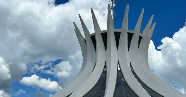 Criptoarte e NFTs 2.0: O Brasil no Metaverso da Criatividade Digital (2025-2026)