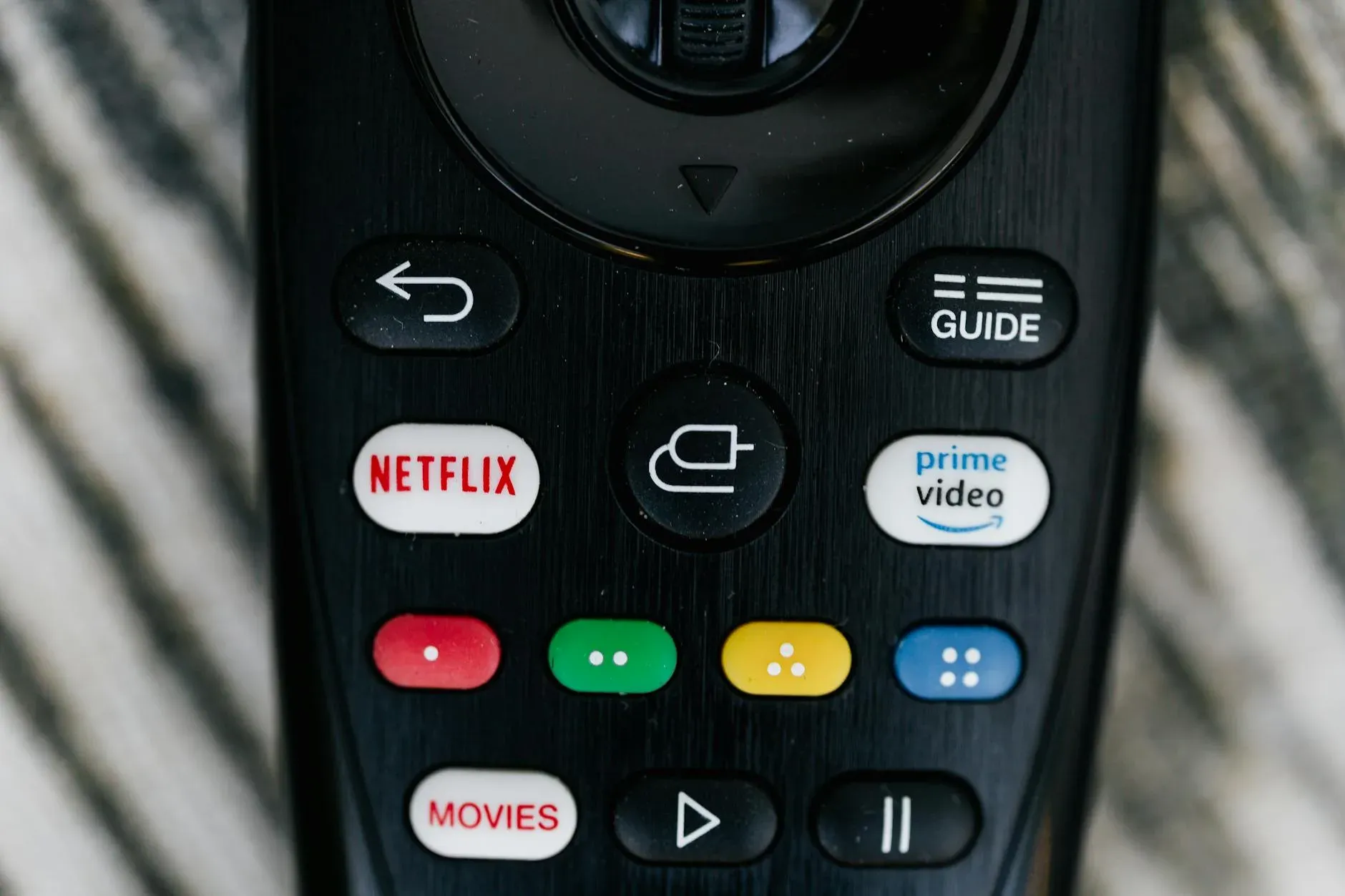 Foto profissional grátis de acessório de televisão, acessório para smart tv, aperte o botão