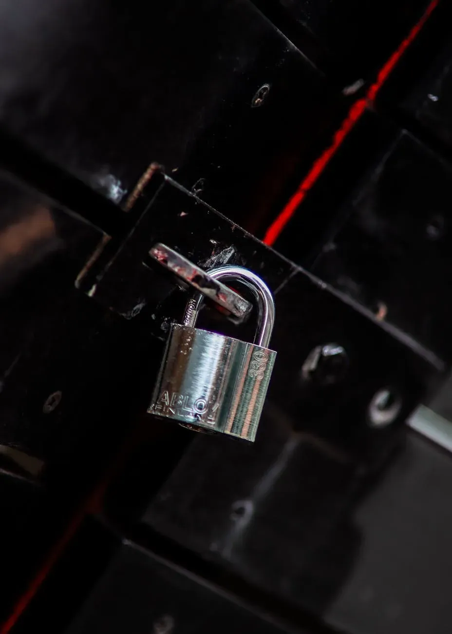 Vista aproximada de um cadeado de metal prendendo uma fechadura escura, simbolizando segurança e proteção.