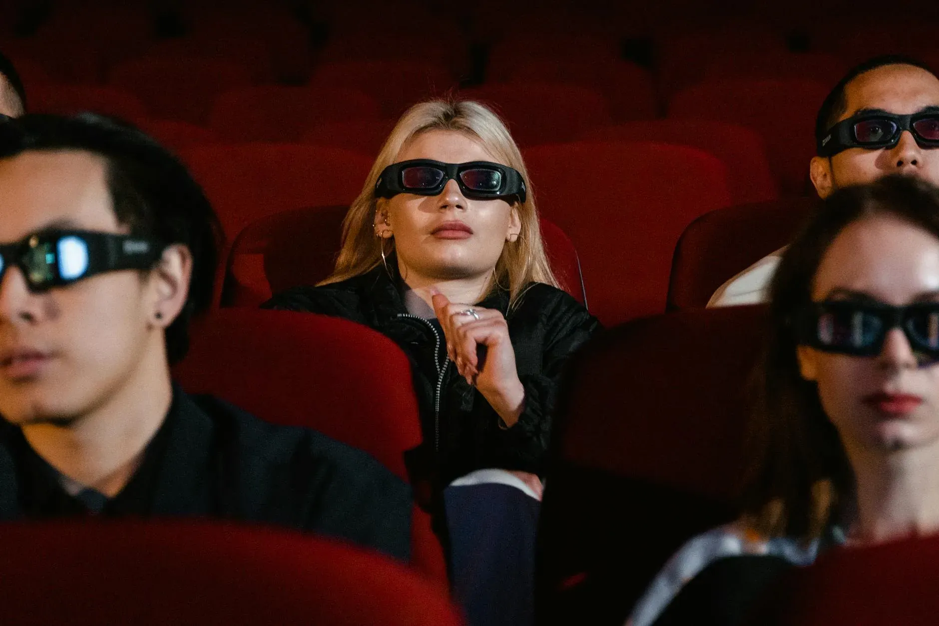 Foto profissional grátis de amantes de cinema, ambiente cinematográfico, amigos assistindo filme