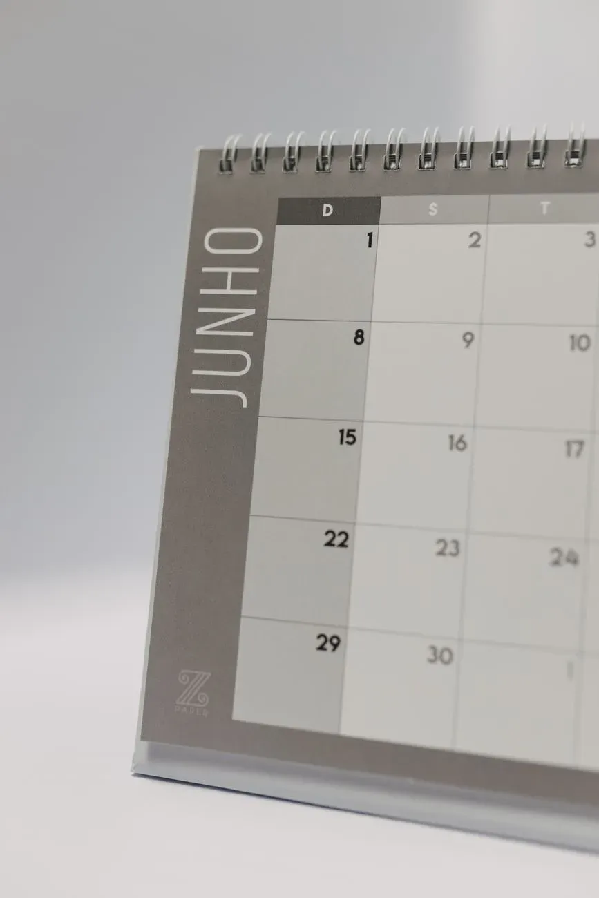Close de uma página minimalista de calendário de mesa de junho com fundo neutro.